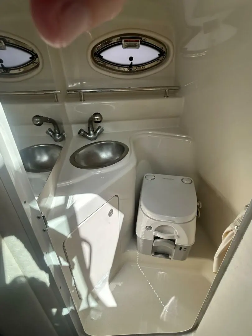 Sea Ray 240 Sundancer - Image 10