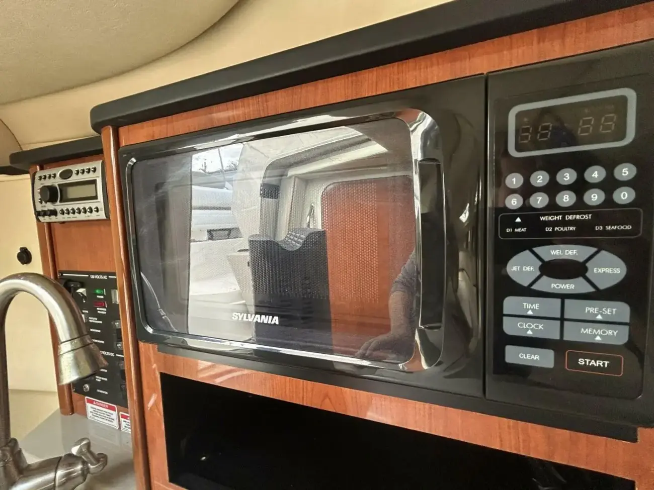 Sea Ray 240 Sundancer - Image 14
